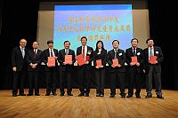 （左起）中大副校長鄭振耀教授、黃乃正教授、楊綱凱教授及常務副校長華雲生教授與五位得獎者合照。